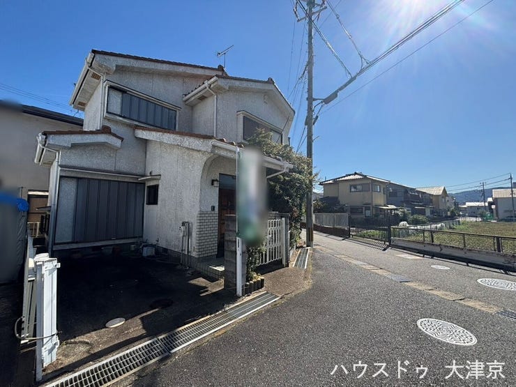 道路との高低差が少なく、車の出し入れもしやすい便利な配置。周辺が開けているため風通しも良く、明るい暮らしが叶います。静かな環境でゆったり過ごしたい方におすすめの住まいです。