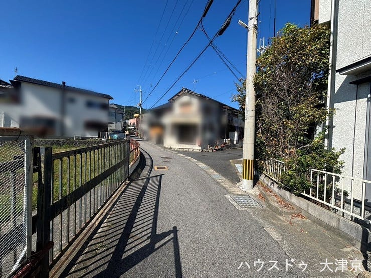 前面道路はフラットで歩きやすく、日当たりの良い明るい街並みが広がります。周辺は低層住宅が中心で、空が広く感じられる開放的な環境。暮らしやすさを実感できます。