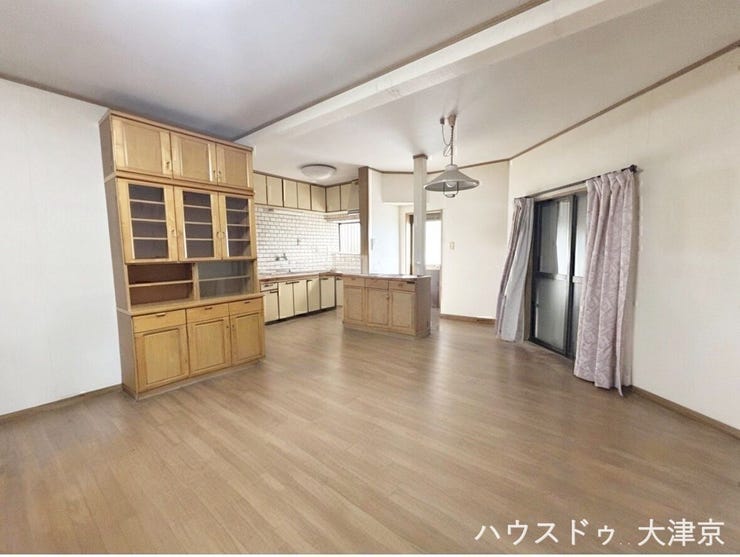 広々14.7帖のLDKは、開放感あふれるゆとりの空間。家族が自然と集まる心地よいリビングです。家具のレイアウトもしやすく、多彩な暮らし方に対応できます。※画像は一部加工しています。