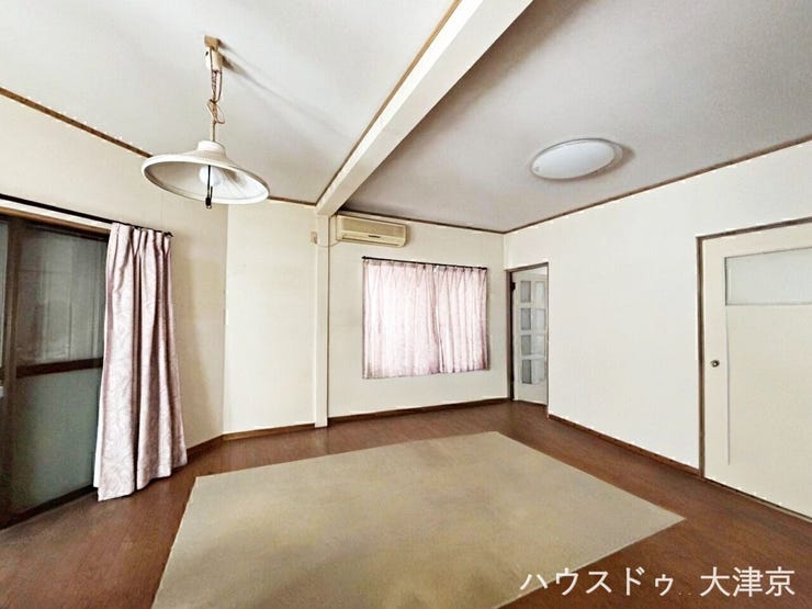 大きな窓から自然光が入り、明るく開放的な室内。落ち着いた床色とシンプルな壁面で、どんなインテリアにも合わせやすい使い勝手の良い空間です。※画像は一部加工しています。