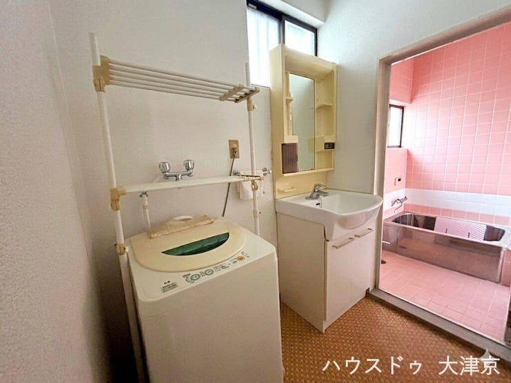 洗面室には窓があり、自然光が入る明るく清潔感のある空間。換気しやすく湿気がこもりにくいため、毎日の身支度が快適に行えます。※画像は一部加工しています。