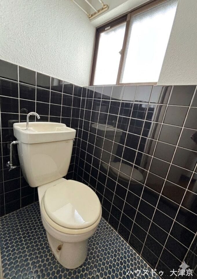 大きめの窓から自然光が入り、明るく換気しやすいトイレ空間。湿気がこもりにくく、毎日を清潔に保ちやすい環境が整っています。※画像は一部加工しています。