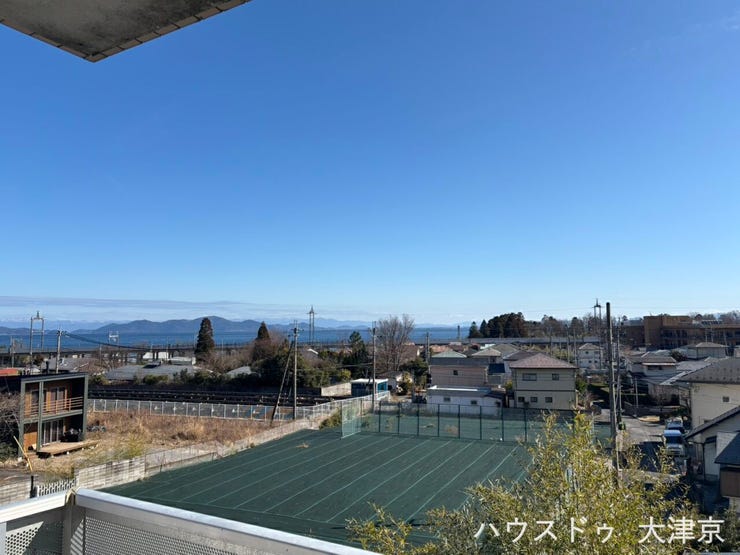遠くの山並みと琵琶湖が広がる爽快な眺望。四季の移ろいを身近に感じられる景色ですね♪