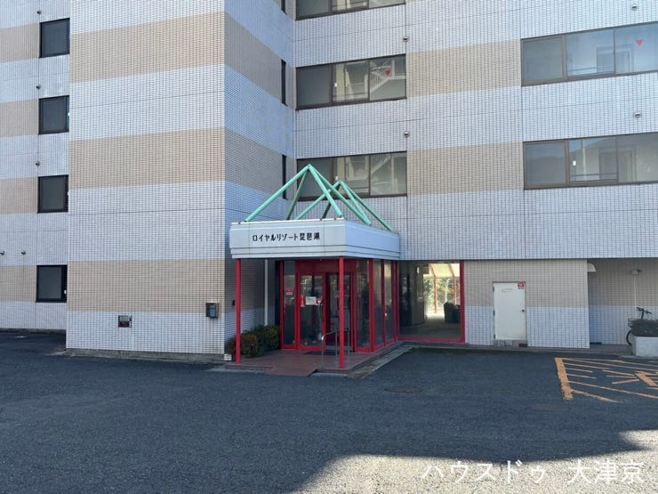 赤いエントランスが印象的♪来訪者にも分かりやすい外観です。