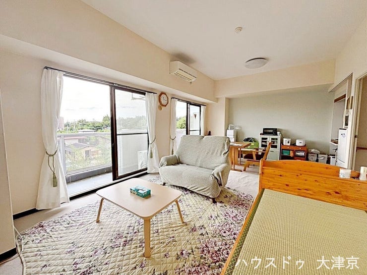 大きな窓から光があふれる開放的リビング。景色を望める心地よい住空間です。