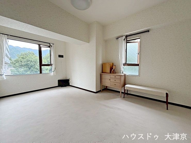 大きな窓が魅力の心地よい洋室。自然光がやさしく広がる暮らしやすい一部屋。