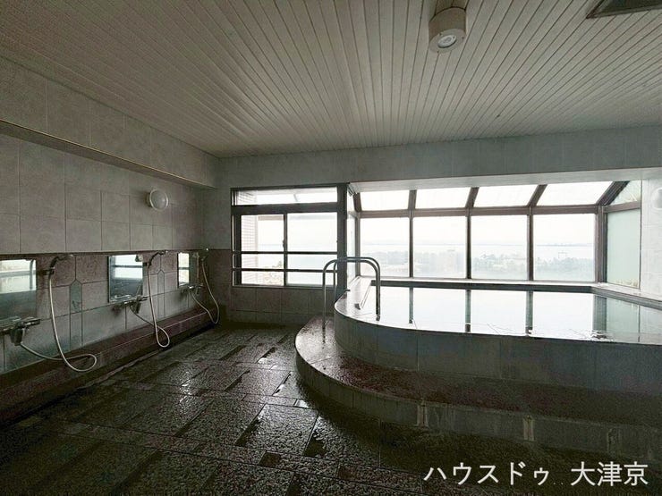 最上階からの絶景を独占できる展望浴室で、贅沢な癒し時間を満喫できます。