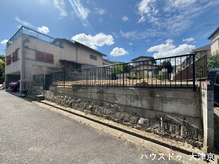 公道約5.6mに面していて利便性・安全性が高い土地です。
車の出し入れがしやすく、道路幅が十分あるため生活動線が快適です。