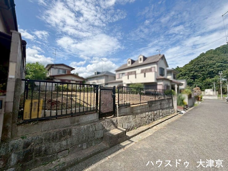 道路が広く、開放感のある立地。