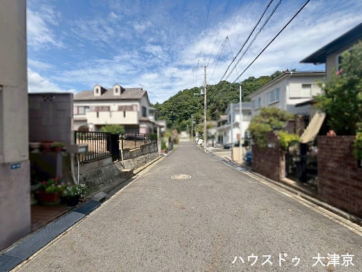 周辺には戸建住宅が並び、落ち着いた街並みが形成されています。静かで暮らしやすい環境が期待できます。