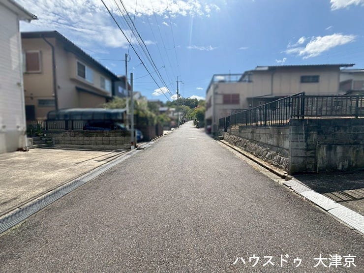 自然が身近で、四季を感じられる環境です。散歩や子育てにも良い雰囲気です。