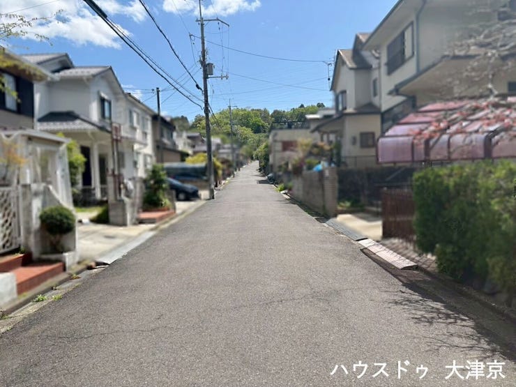 住宅街特有の落ち着いた雰囲気で、車の往来も少なめ。小さなお子様やペットのいる家庭にも安心できる環境です♪