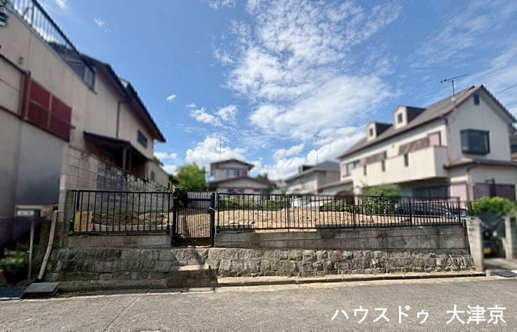 【前面道路含む現地写真】
周囲の住宅がきれいに整えられており、街並み全体が落ち着いている印象。周囲の住環境が整っていることで、居心地の良い生活が期待できそうですね♪