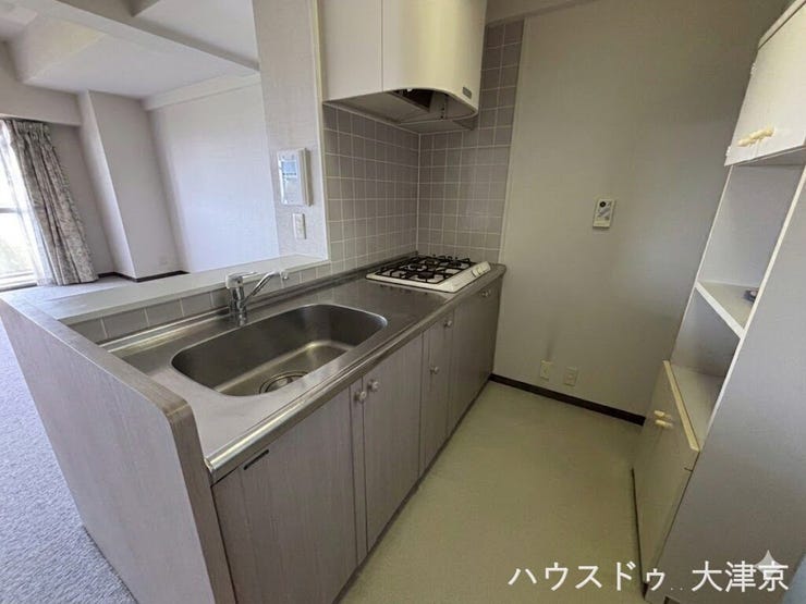 リビングを見渡しながら料理が楽しめる、対面式のカウンターキッチン。(画像の一部を加工しております)