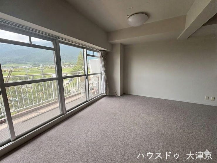 室内から美しい自然の景色をインテリアのように眺めるひととき(画像の一部を加工しております)