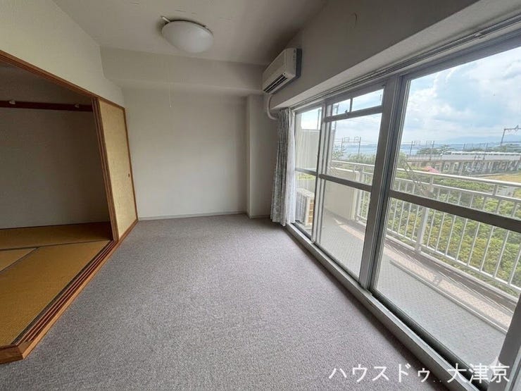 窓の外に広がる景色に癒やされる、開放的なリビング。(画像の一部を加工しております)