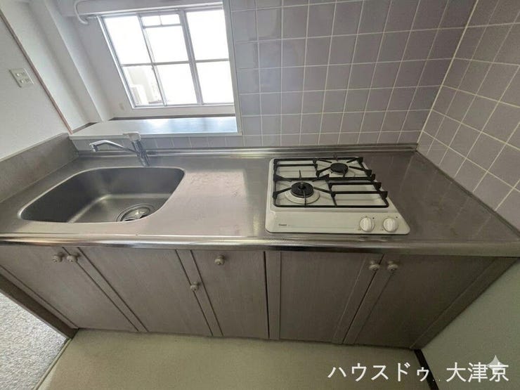 お掃除がしやすいステンレス天板と、便利な2口ガスコンロ。(画像の一部を加工しております)