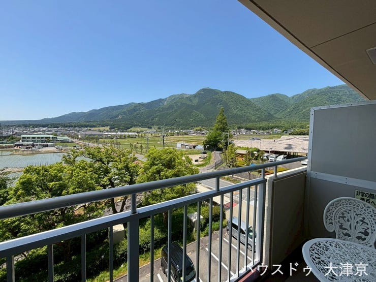 比良の山々や琵琶湖が一望できるバルコニー