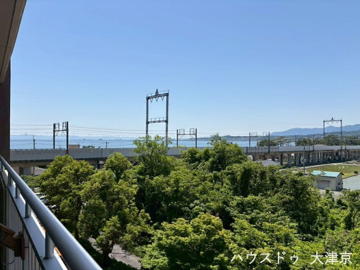 比良の山々や琵琶湖が一望できるバルコニー