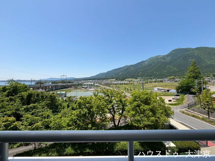 比良の山々や琵琶湖が一望できるバルコニー