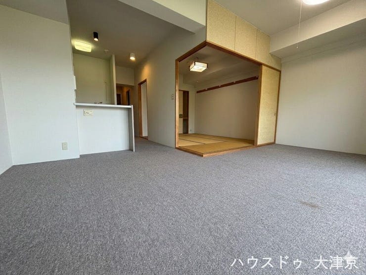 リラックス感漂う和室が隣接した、ゆとりあるリビング。(画像の一部を加工しております)