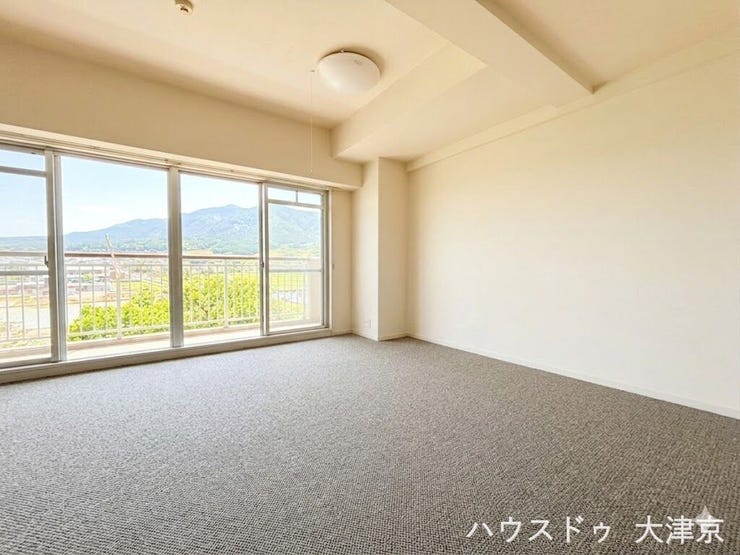 明るい光が差し込む大開口、心地よい景色と過ごすリラックス空間。(画像の一部を加工しております)