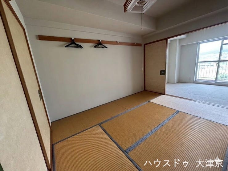 リビングと一体化して使える、引き戸仕様の便利な6帖和室。(画像の一部を加工しております)