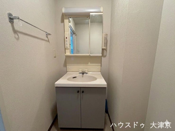 身支度やお手入れがしやすい、シンプルで機能的な洗面化粧台(画像の一部を加工しております)