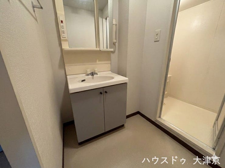 脱衣スペースにゆとりがあり、浴室への動線もスムーズ(画像の一部を加工しております)