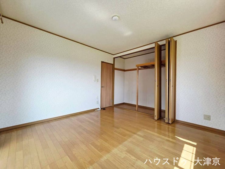折れ戸タイプの大型収納で衣類や荷物もすっきり整頓。お部屋を広くスマートに使えます。