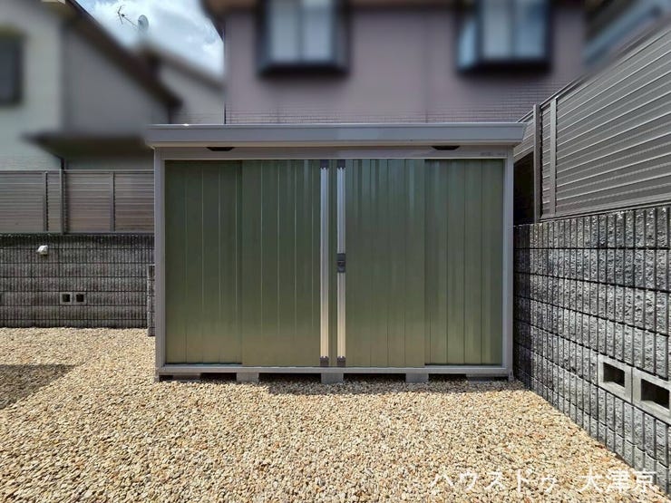 敷地内に大型の物置を完備!アウトドア用品やタイヤなどの大型荷物もすっきり収納できます。