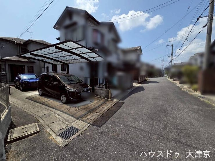 青空に映える明るい住まい。屋根付き駐車場は、雨の日の乗り降りや荷物の積み下ろしにも大変便利です。