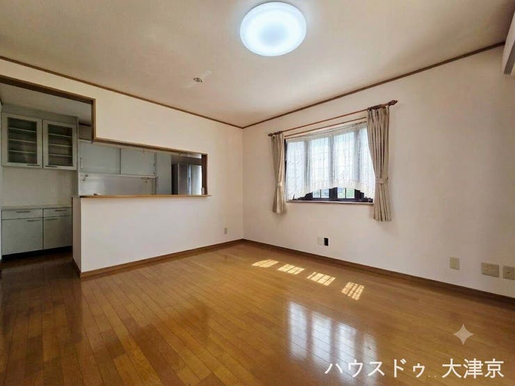 出窓がおしゃれな明るい室内!広々リビングで寛ぎのひととき♪