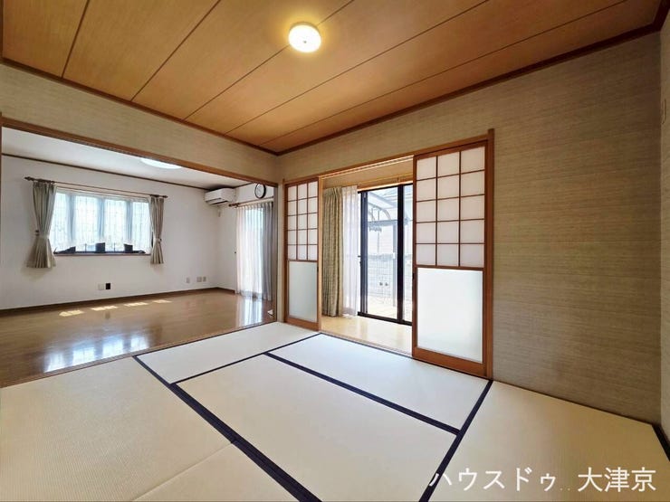広縁から優しい自然光が差し込む和室。扉を開放してリビングとつなげば、大空間として活躍します。