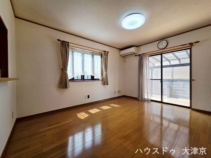 2面採光で風通り・陽当たりともに良好なリビングスペース。家族みんながゆったり寛げる広さです。