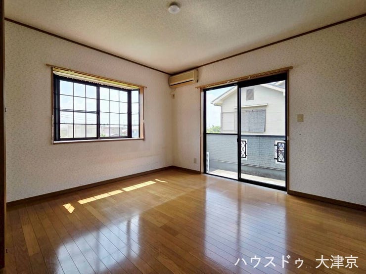 格子の出窓とバルコニー付きで開放感あふれる洋室。2面採光で陽当たり・風通りともに良好です。