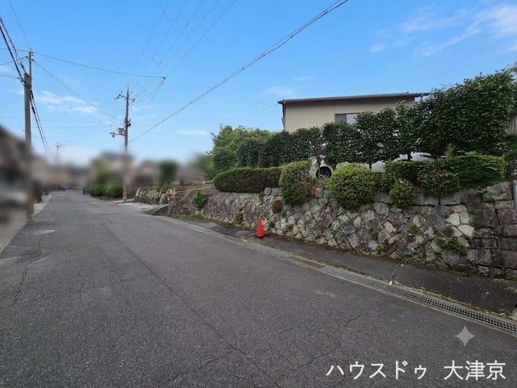 前面道路が広く、見通し良好!車の運転や駐車もスムーズです。