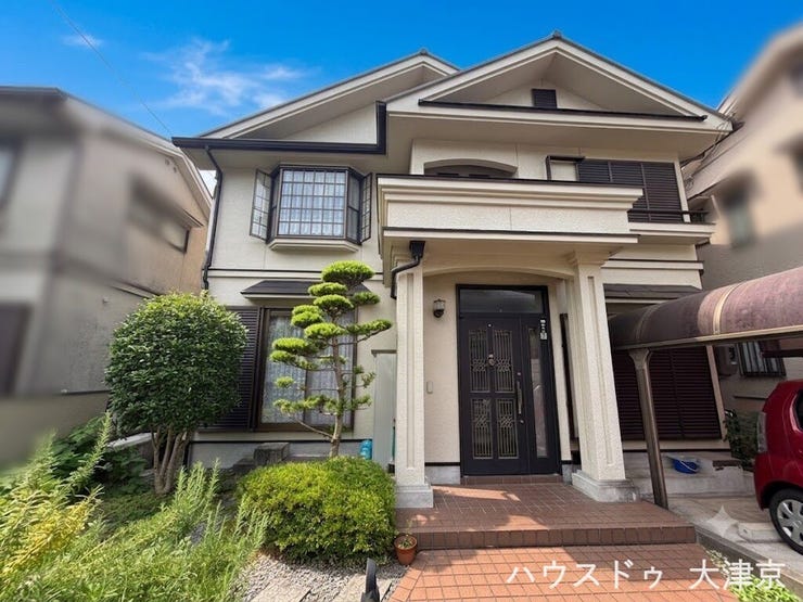 【外観】
青空に映える美しい大屋根と重厚感ある佇まい。気品漂うエントランスが、住まう人の誇りを満たします。