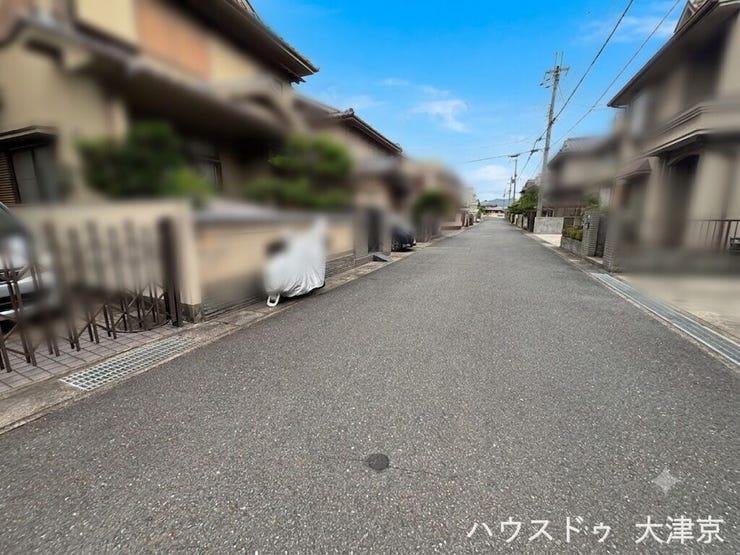 前面道路はゆとりある幅6m!毎日の車の出し入れもスムーズ。