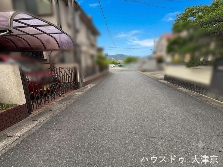 幅員6mの広々とした前面道路。見通しが良く、駐車も安心です。