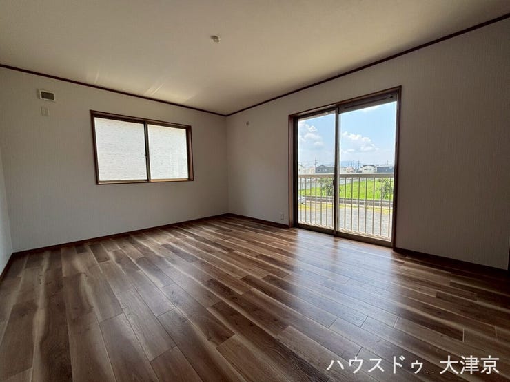 大きな窓から光が降り注ぐ、明るく開放的な洋室。バルコニー付きで、爽やかな風を感じられます。