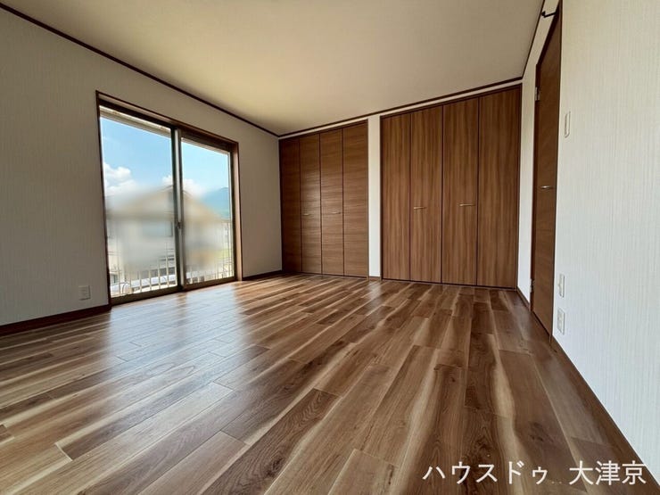 大きな窓から光が降り注ぐ、開放的な洋室。クローゼット完備で、お部屋をすっきり保てます。