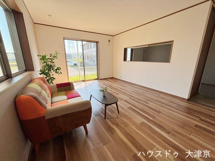 開放的な対面式キッチンと明るいリビング。家族みんなが自然と集まり、会話が弾む空間です。