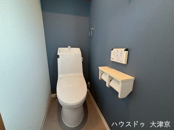 洗練されたブルーのアクセントクロスが映えるスタイリッシュな2階トイレ。清潔感あふれる快適な空間です。