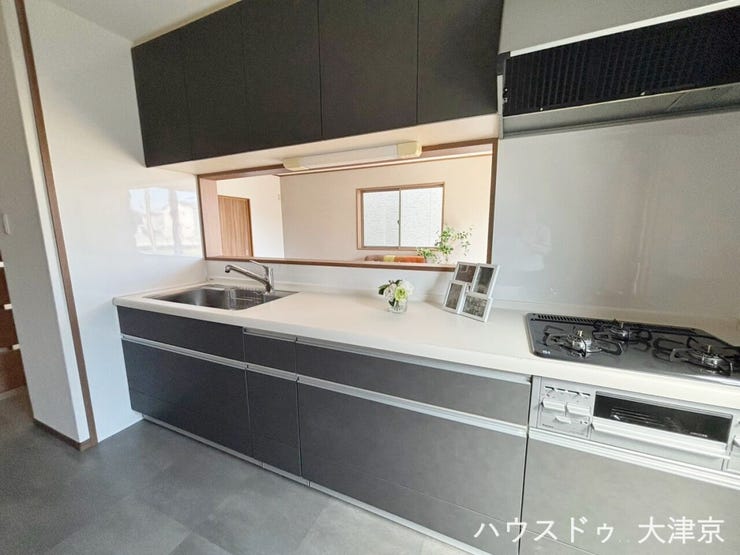 リビングまで見渡せる開放的な対面キッチン。大容量の収納と広いシンクで、日々の料理も快適です。