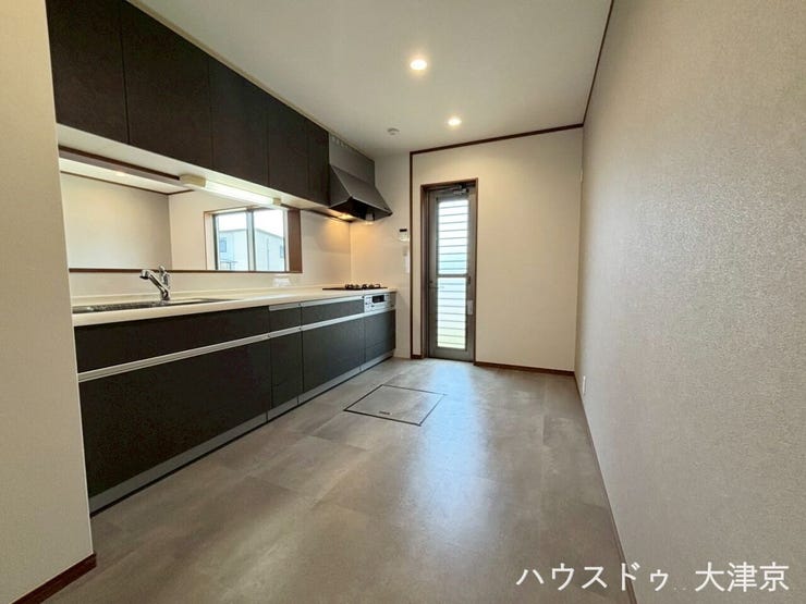 ダークトーンで統一されたスタイリッシュなキッチン。勝手口があるのも嬉しいポイントですね♪