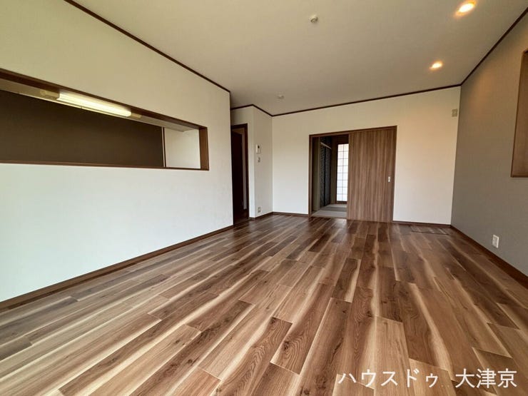 温かみのある木目調フロアとモダンなアクセントクロス。開放的なリビングで家族の会話も弾みます。