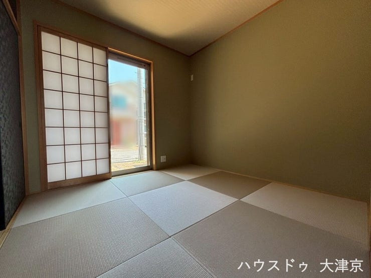 モダンな縁なし畳と障子から差し込む優しい光。客間やキッズスペースとしても重宝する和室です。