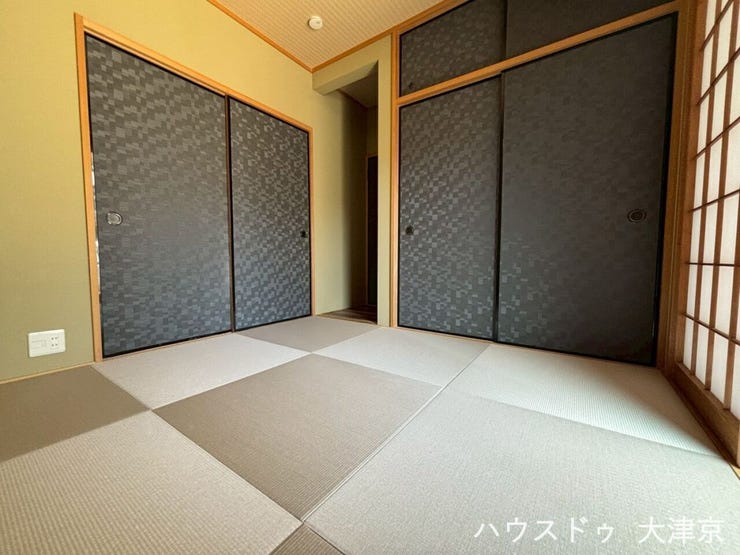 デザイン性の高い襖と畳で和モダンな空間を演出。大容量の収納も完備し、すっきりと暮らせます。