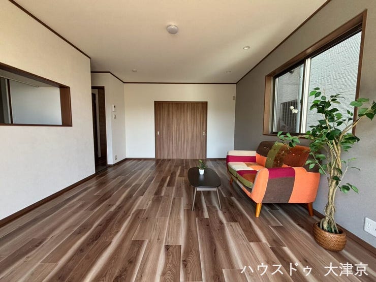 木の温かみを感じるフローリングと、会話が弾む対面式キッチン。
